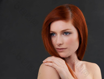 美完<strong>美工</strong>作室拍摄华丽的年轻的红发的女人黑色的背景