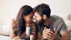 咖啡质量时间完美拍摄快乐年轻的夫妇咖啡床上首页