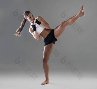 踢切口完整的长度拍摄运动年轻的女人练习跆拳道技术