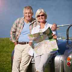 冒险开始退休肖像快乐高级夫妇享受路旅行