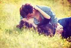 年轻的浪漫古董风格图像年轻的夫妇接吻浪漫夏天场