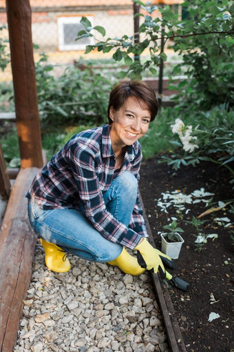 女手持有<strong>土壤</strong>年轻的植物种植幼苗<strong>土壤</strong>肩膀叶片附近的概念<strong>保护</strong>自然农业园艺