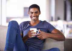 放松不错的杯茶裁剪拍摄英俊的年轻的男人。放松杯咖啡