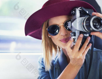 采取图片一生年轻的女人穿他太阳镜采取图片车