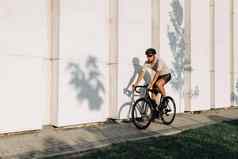 运动男人。骑自行车阳光明媚的一天在户外