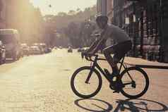 强大的男人。练习骑自行车城市街