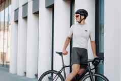 男人。体育运动衣服放松自行车在户外锻炼