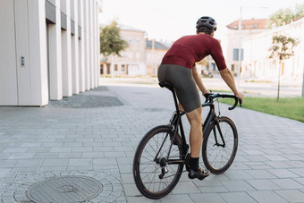 骑自行车的人体育运动衣服骑自行车城市区域
