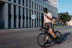 骑自行车的人站街自行车智能手机