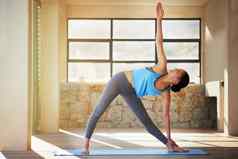 提高健身水平瑜伽拍摄年轻的女人练习瑜伽首页