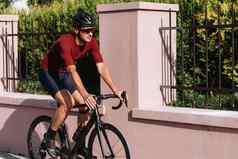 骑自行车的人体育运动衣服培训城市街道