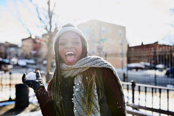 规则冬天<strong>雪球</strong>战斗拍摄美丽的年轻的女人扔<strong>雪球</strong>冷淡的一天在户外
