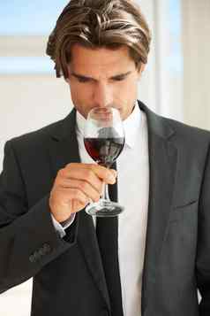 水果好玩的英俊的酒行家享受玻璃红色的酒