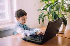 男孩订婚了在线教育在线培训首页学校教育移动PC孩子技术文章选择教育孩子
