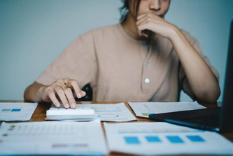 亚洲业务女人会计计算器审计金融预算木桌子上办公室税会计统计数据分析研究概念