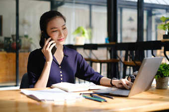 业务女人手持有笔细胞电话银行<strong>储蓄账户</strong>应用程序<strong>账户储蓄</strong>钱保险概念