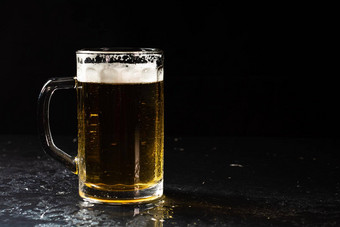 玻璃啤酒啤酒泡沫黑暗背景