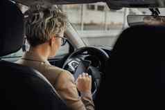 业务女人智能手机开车车视图回来座位
