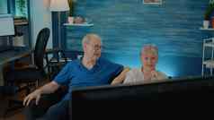 老夫妇看电影享受退休生活房间