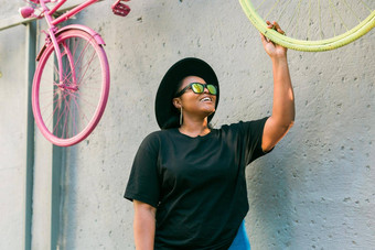 特写镜头肖像时尚的年轻的非洲美国女孩卷曲的头发时尚太阳镜城市复制空间的地方广告夏天赶时髦的人照片新浪微博风格