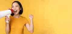 公告快乐亚洲女人大喊大叫大声扩音器招聘抗议演讲者手站黄色的背景