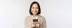 图像亚洲女商人西装持有移动电话智能手机应用程序微笑相机白色背景