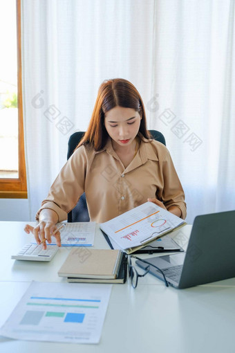 女<strong>公司员工</strong>计算器计算销售收入平板电脑电脑屏幕互联网