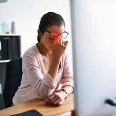 不可能的工作疼痛拍摄年轻的女商人痛苦头疼工作办公室