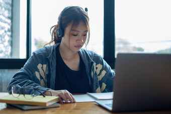 电子学习在线教育互联网社会距离保护科维德病毒概念亚洲女人学生视频会议电子学习老师数字平板电脑首页