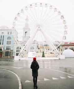 年轻的女人旅行者红色的他黑色的外套摩天轮基辅乌克兰在户外照片女孩背景现代城市体系结构