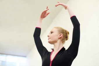位置完美的拍摄年轻的女人练习芭蕾舞