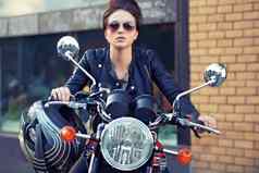 摩托车风格拍摄年轻的时尚的女摩托车骑手
