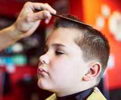 好特写镜头拍摄年轻的男孩发型理发师商店