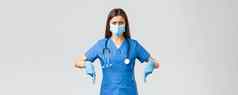科维德防止病毒健康医疗保健工人检疫概念有关不高兴愤怒的女护士医生感觉可疑的指出手指穿医疗面具