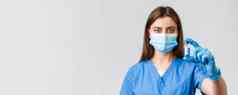 科维德防止病毒健康医疗保健工人检疫概念特写镜头严肃的表情年轻的医生护士诊所实验室显示冠状病毒疫苗灯泡