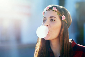 自由状态心拍摄有吸引力的年轻的女人吹咀<strong>嚼口香糖</strong>
