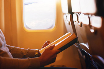 阅读想象力飞行拍摄乘客阅读书飞机