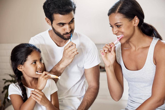 健康的习惯拍摄家庭刷牙牙齿浴室