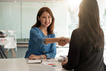 关闭业务人摇晃手完成会议业务<strong>礼仪</strong>祝贺合并收购概念