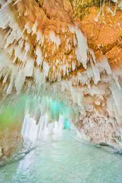 冰洞穴冻湖蓝色的冰柱岩石天花板
