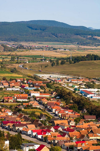 空中视图小镇中心山建筑街道植被周围的环境卢比罗马尼亚