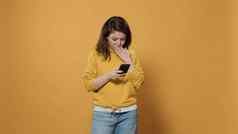 肖像担心女人持有智能手机发短信在线谈话社会媒体