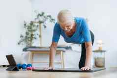 上了年纪的女人执行健康体操在线教练