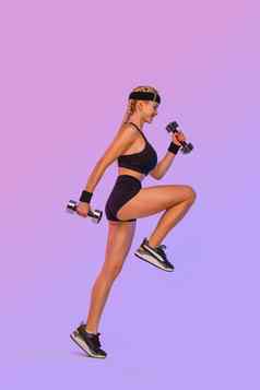 体育动机健康的生活方式运动适合女人教练跳哑铃