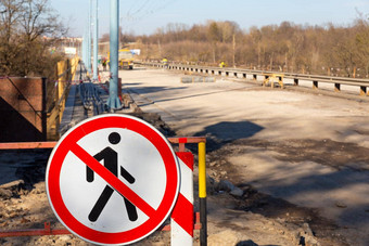 障碍阻塞人行道上标志图片含男人。禁止通道行人