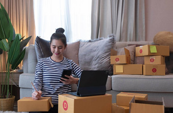 在线市场营销年轻的开始小业务老板写作地址纸板盒子列表订单小业务企业家锻造自由亚洲女人工作盒子首页