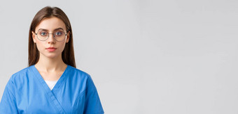 医疗保健工人医学保险科维德流感大流行概念年轻的女实习生护士医生实习医生风云眼镜相机表达式灰色背景