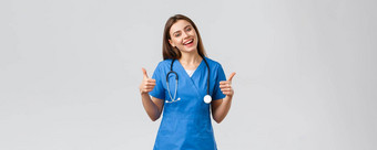 医疗工人医疗保健科维德疫苗接种概念友好的乐观的女护士医生蓝色的实习医生风云显示竖起大拇指保持乐观支持保证好