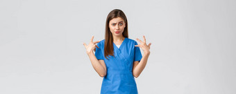 医疗保健工人防止病毒保险医学概念有趣的不高兴女护士蓝色的实习医生风云扮鬼脸狂模仿盯着相机震惊了
