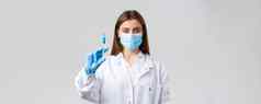 科维德防止病毒医疗保健工人检疫概念确定专业医生医疗面具橡胶手套显示注射器填满冠状病毒疫苗